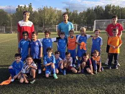 Minis i prebenjamins de l’EDFOR amb dos entrenadors davant la porteria